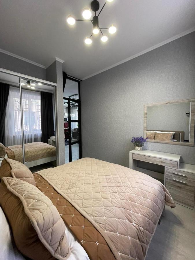 Vel Люкс Apartment Chernivtsi Bagian luar foto